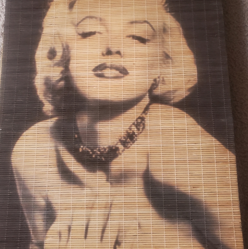 2 Marilyn Monroe pictures